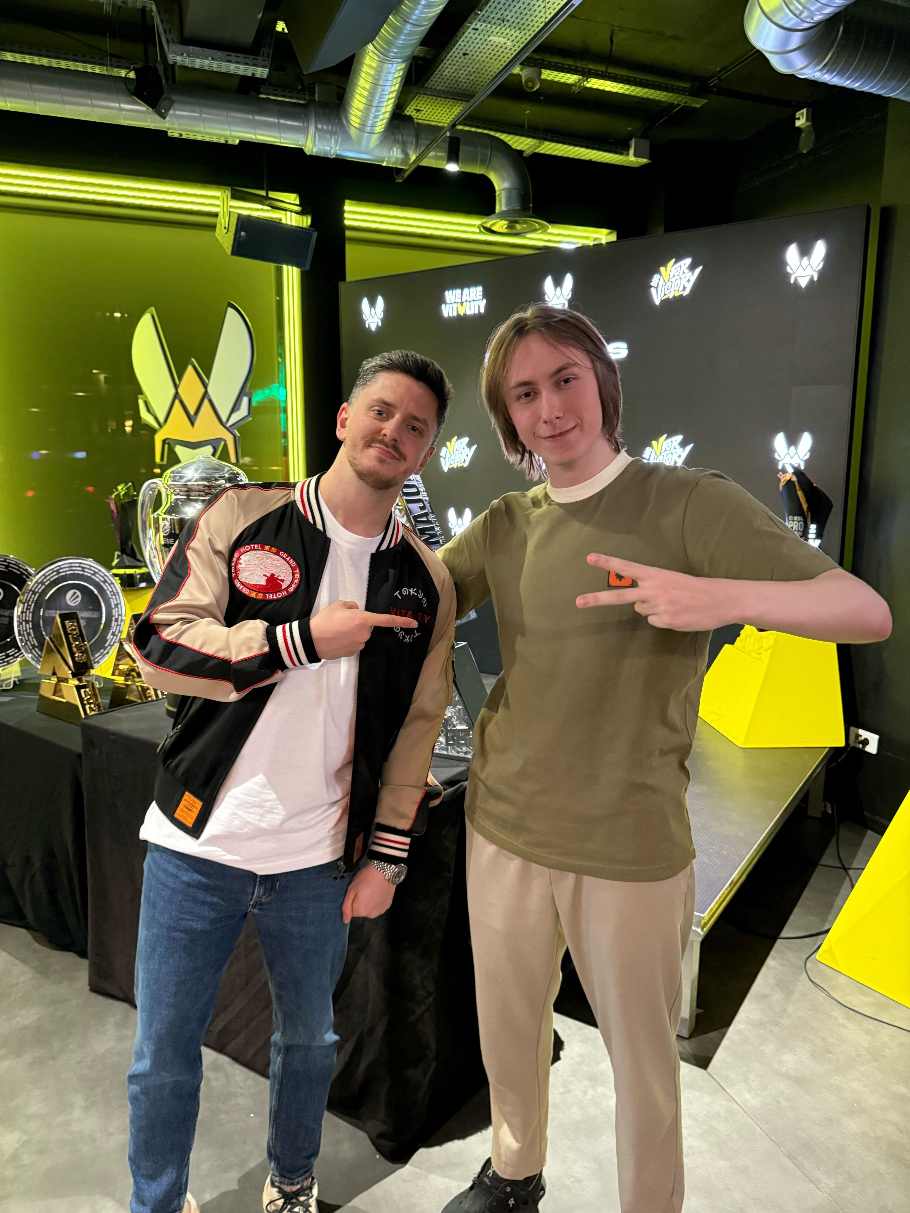 VIT官推分享Chronicle跟apEX的合影：获取所有制胜策略