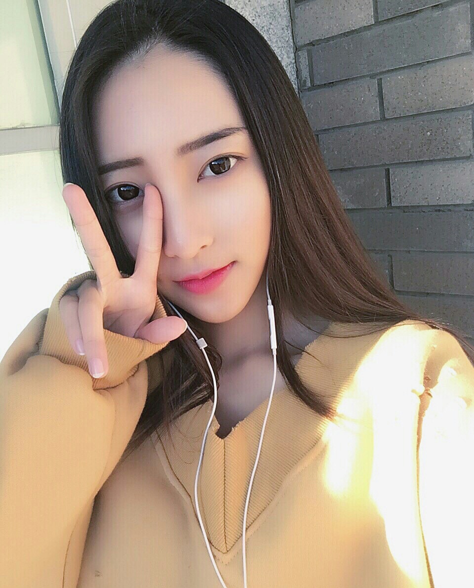 张苏晨 沈阳音乐学院16级播音主持专业 来自吉林 爱好架子鼓古筝和钢琴 身高16