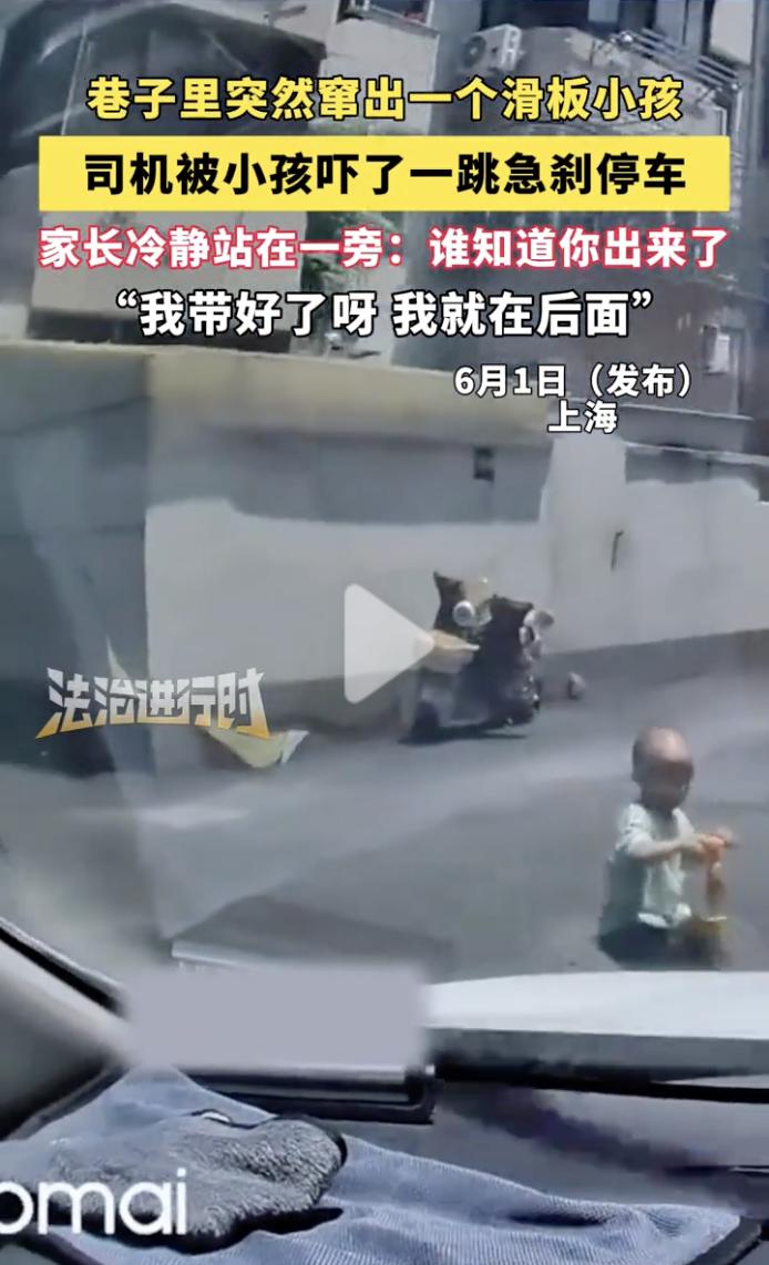 “这嘴是真犟！”6月1日，上海发布，一位司机驾车在巷子里正常行驶，巷子两边还停了