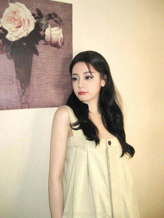 迪丽热巴迪丽热巴蓝绿色冰透眼影迪丽热巴长卷发淡妆好美的造型！ 