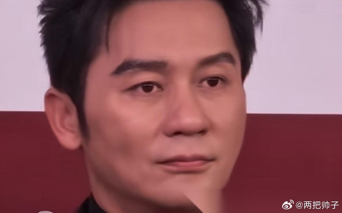 李晨，满脸疲惫！ 6月14日，一向低调的李晨突然冲上了热搜，让人没有想到的是，这