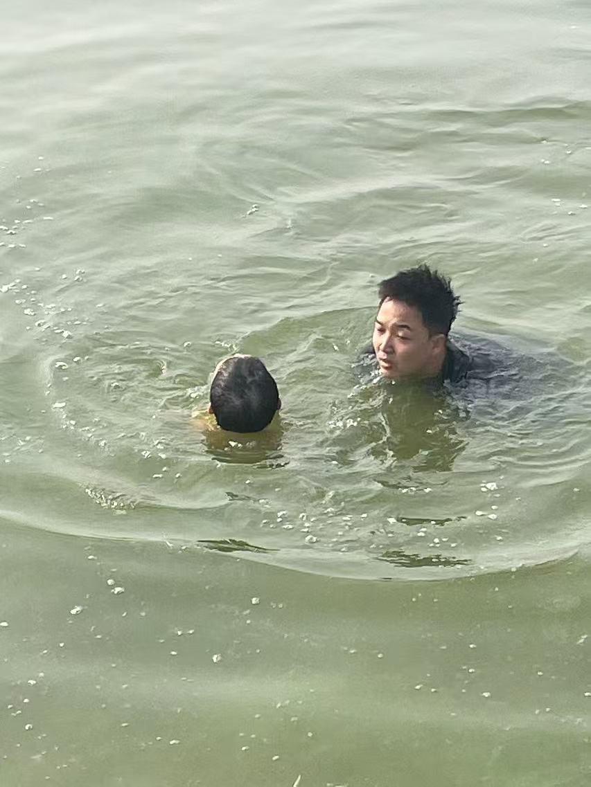 近日，一段高校教授勇救落水儿童的视频在网络上广泛传播，引发了网友们的强烈关注和点