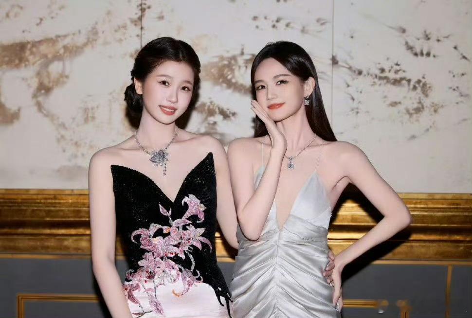 #虞书欣李一桐贴贴合照#虞书欣和李一桐的新鲜合照来咯⬇️，是《苍兰诀》的师傅和小