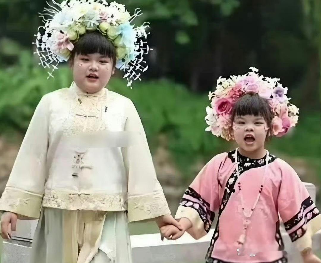 韩安冉妹妹和她女儿长的也太像了吧 ​​​