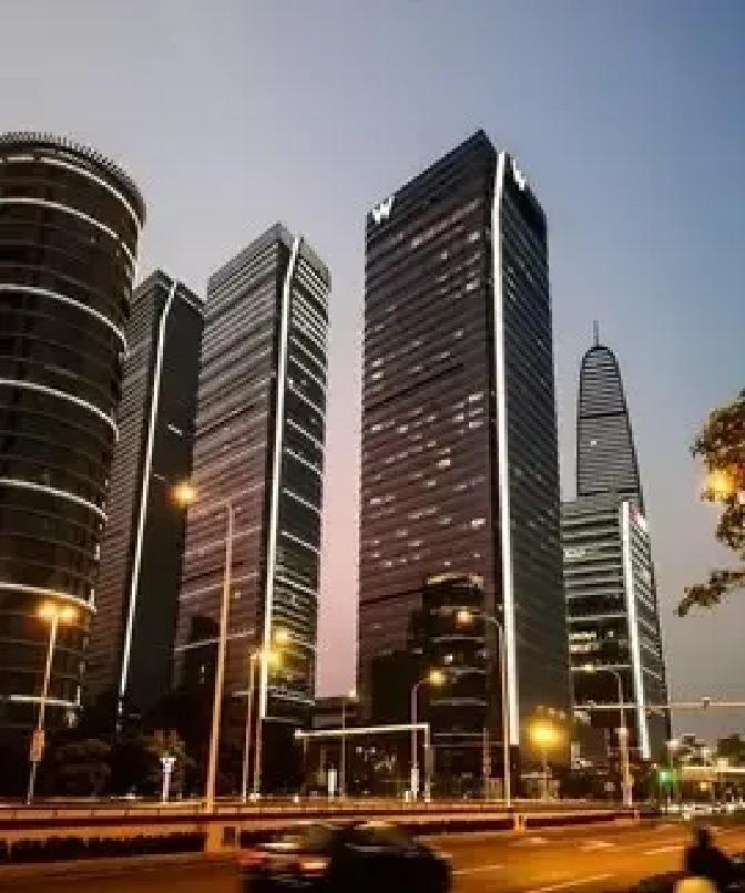 刷到个帖子说苏州园区那些玻璃幕墙闪闪发亮的写字楼里，藏着一排排戴耳机狂打电话的小