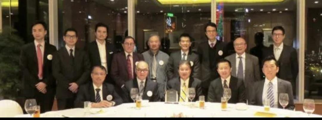 在香港，很多富有的绅士选择单身，并非因为他们娶不起妻子，亦非因为他们不需要女性陪