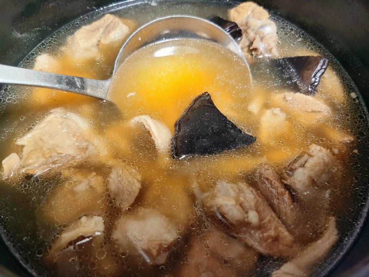 #一人食吃什么# 一个人午餐在家吃，一菜一汤一饭，灵芝猪肚排骨汤、杂粮饭、瘦肉炒