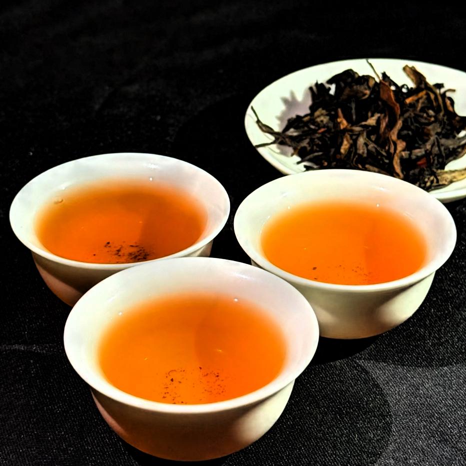 “最娇气短命的茶，凤凰单丛”，这句话，对一半，也错一半。

轻火、抽湿工艺的高香