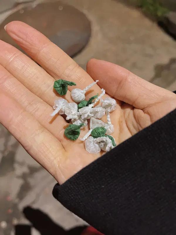 春节期间，喜庆氛围中却藏着危险。有幼童误把摔炮当糖果放入口中，一咬合就爆炸了。当