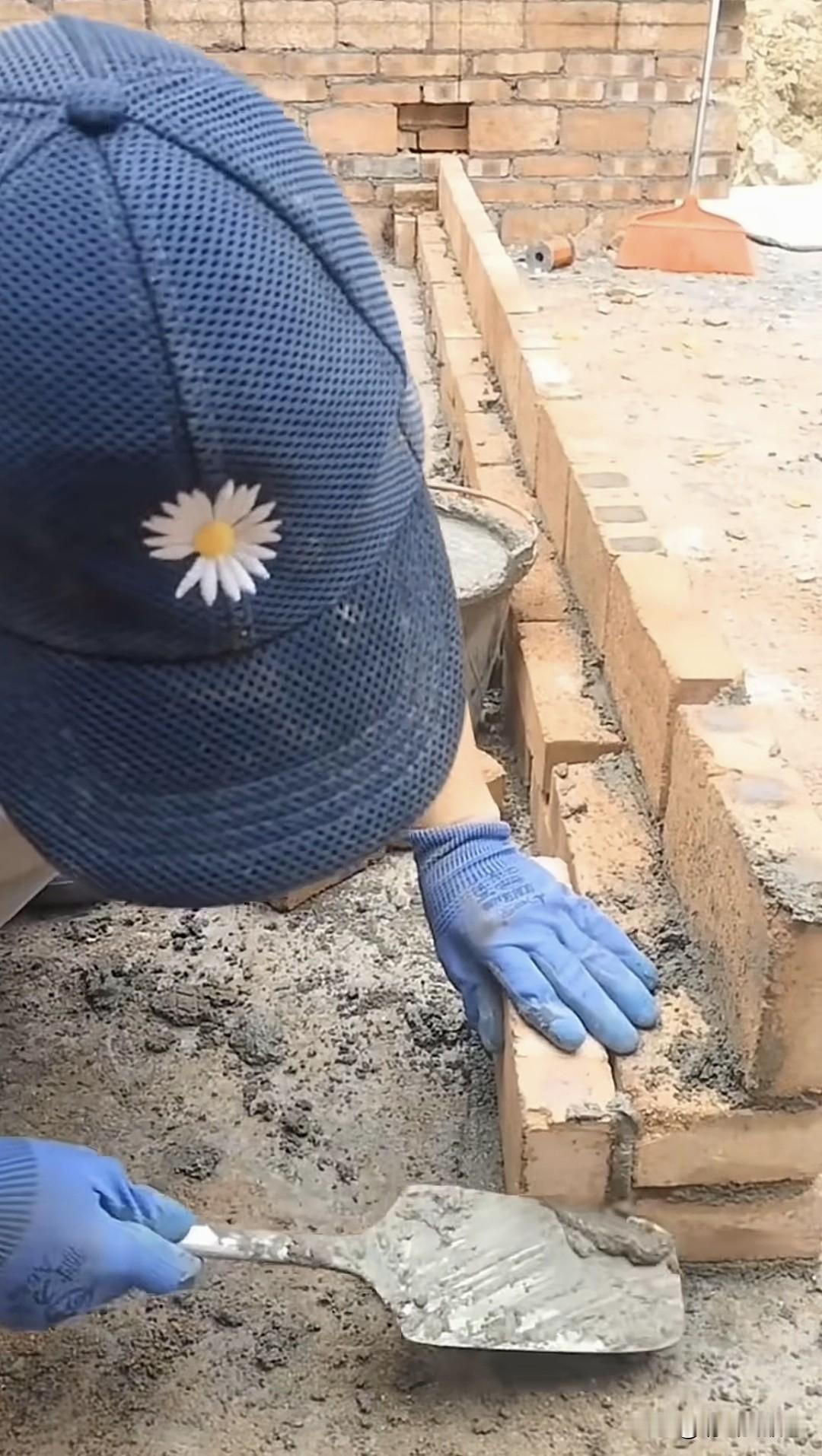 堂哥是个泥瓦匠，这次国庆之后毅然选择留在老家不出来了，他说现在外面的活也不多，赚