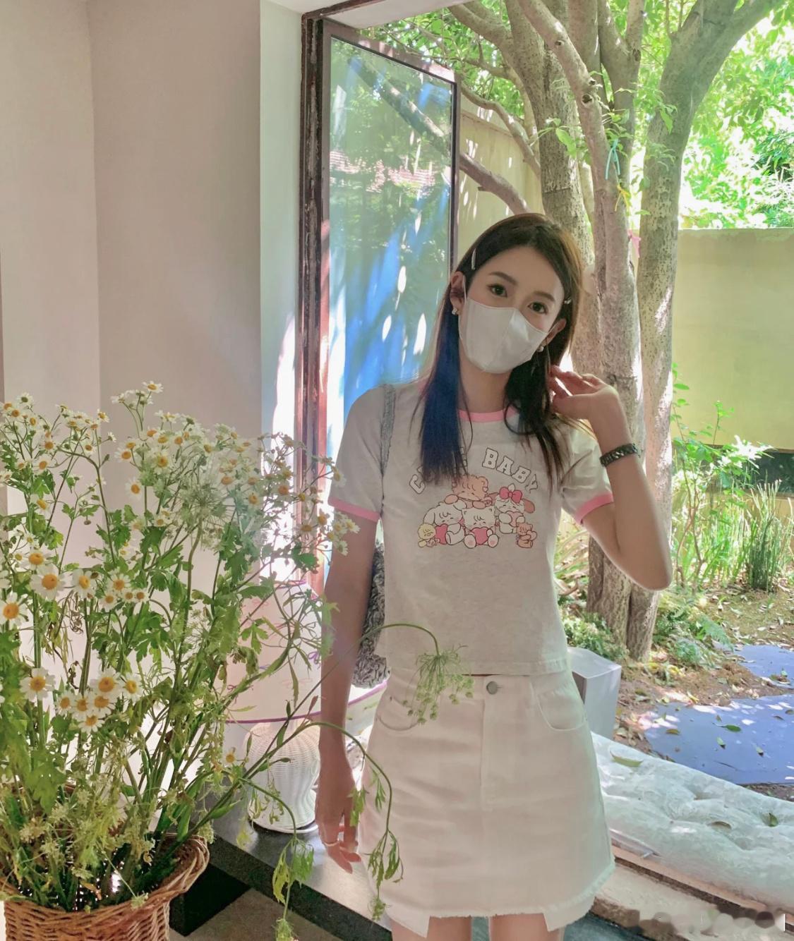 #张子萱[超话]# 🖼☀️趁阳光正好，趁微风不噪✈️去看一看外面的世界𓈒𓂂