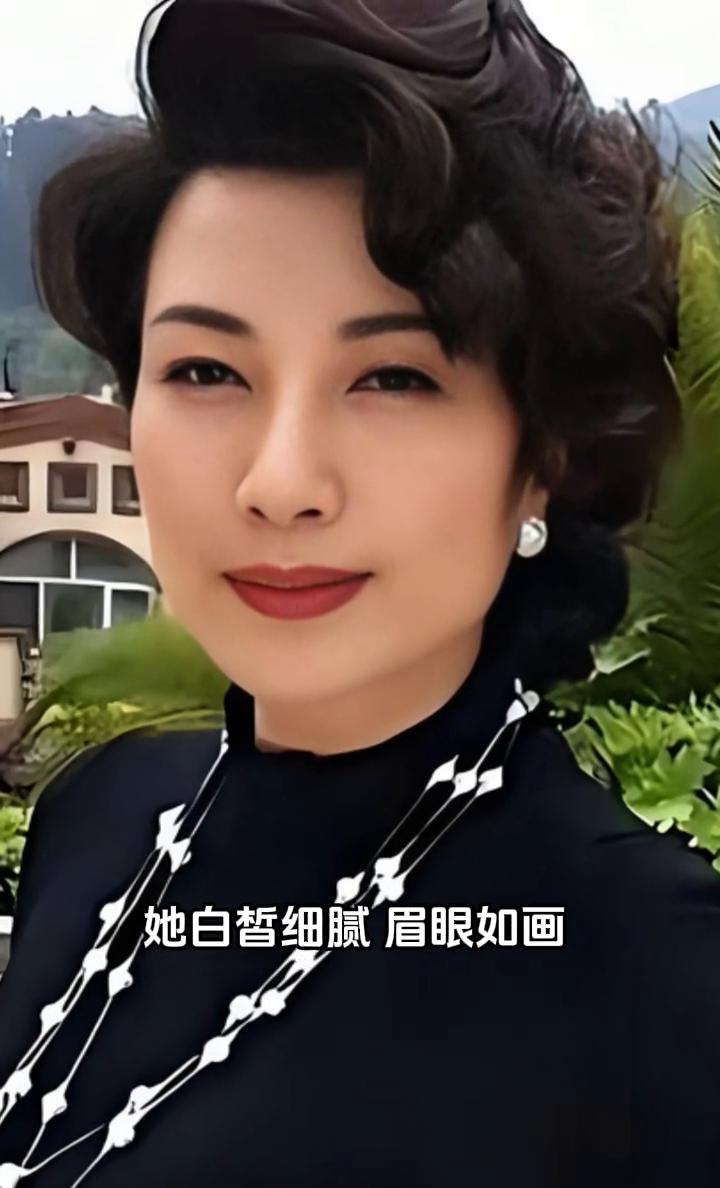 王静在光影间散发迷人神采身姿，修长优美，励志天成，竟不随岁月老去。她白皙细腻，眉