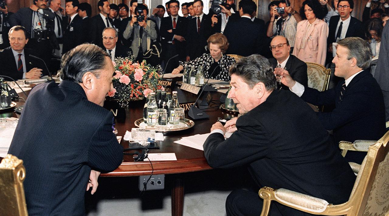 1985年9月22日，美国在纽约广场饭店拉着日本等主要盟友签了份协议。几年后日本