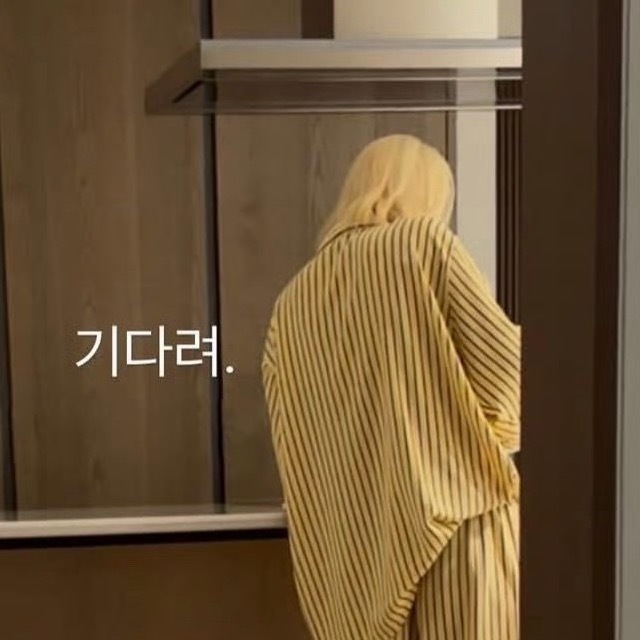 小小一只的波妞坐着等妈妈准备的食物 好乖好乖 
