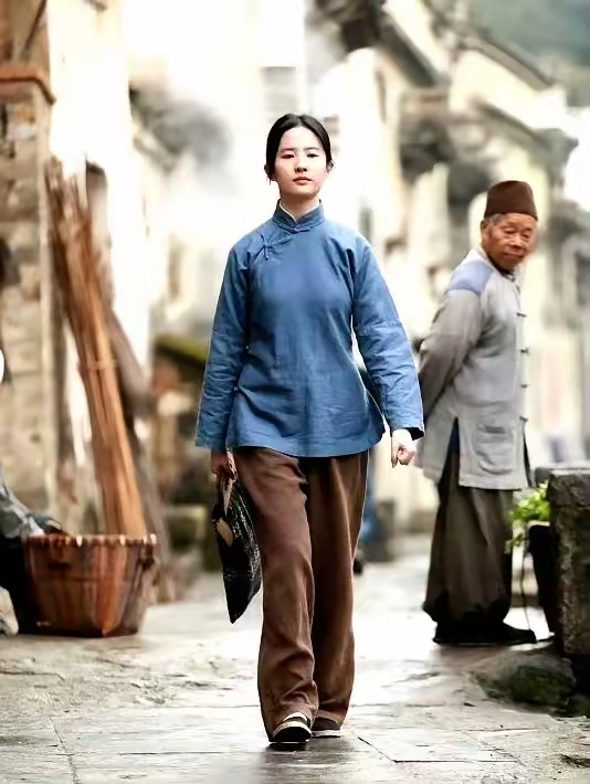 管你刘亦菲再美，朴素的衣服也是普普通通，真实人靠衣服马靠鞍啊？ ​​​