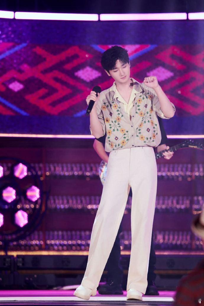 蒋敦豪巡演广州站秒售罄 开票页面转了两圈就没了，连犹豫的资格都不给，这手速差距也