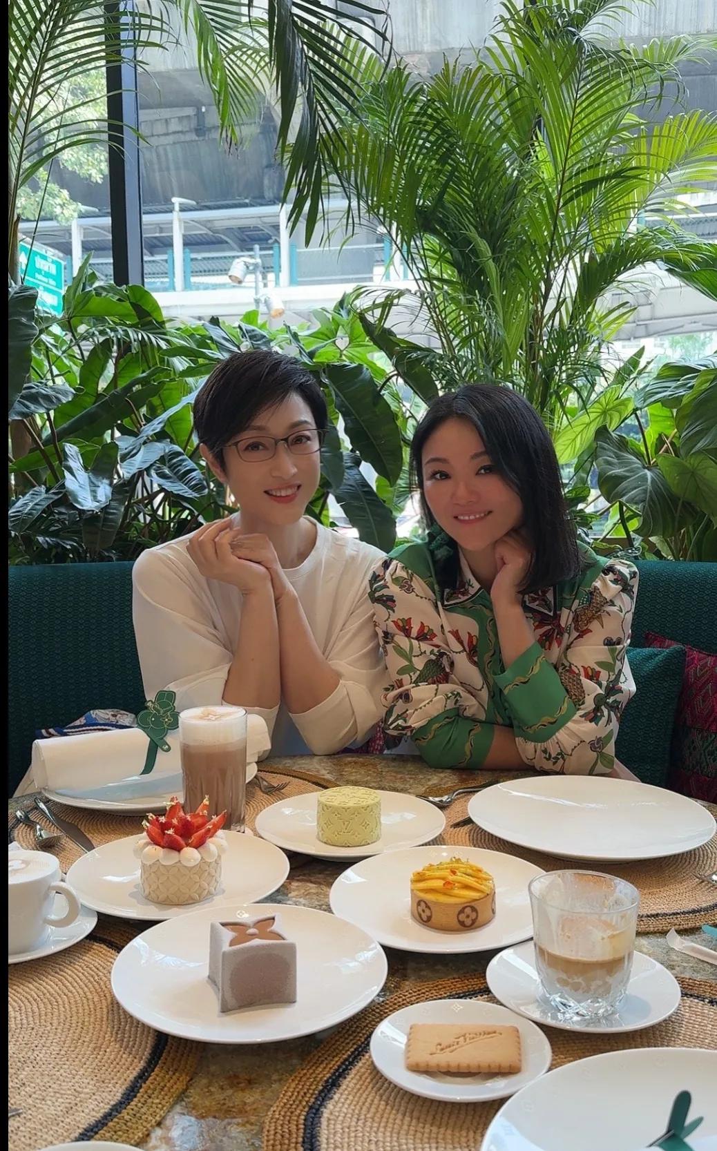 陈法蓉泰国旅游，打卡LV餐厅，晒出各种甜品，看起来精致又美味！陈法蓉还是那一头标