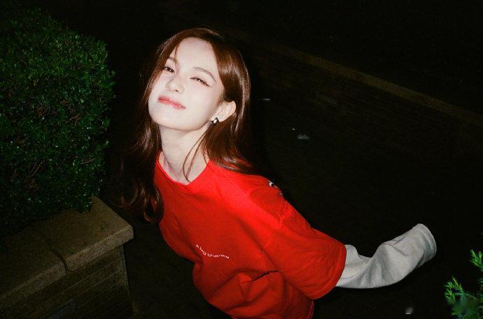 李一桐出神图像呼吸一样简单  我家满分女又出神图了