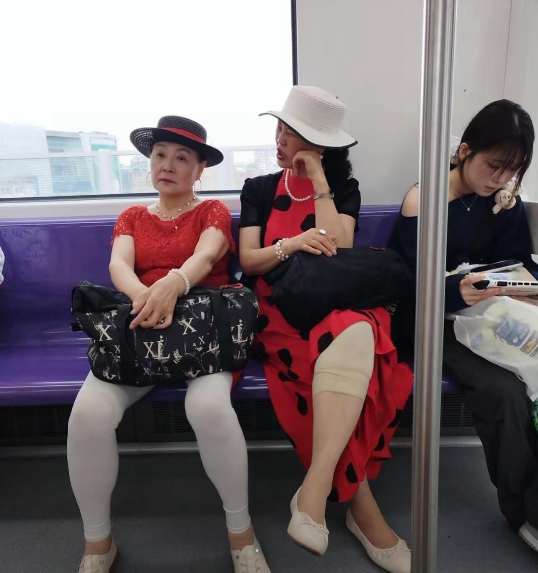 公交车上的大妈穿的真洋气啊。