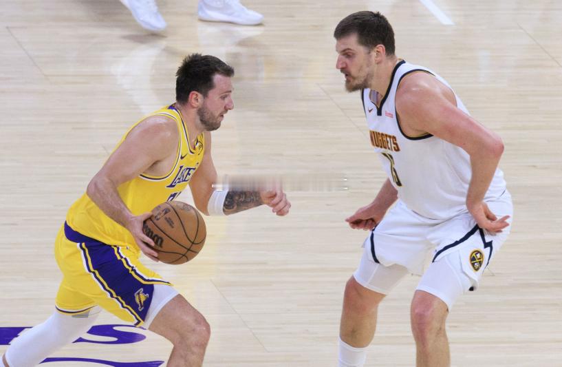 近日，前NBA球员考辛斯在《Gil's Arena》节目中，谈到了东契奇和詹姆斯