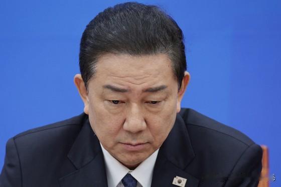 韩国共同民主党院内代表金炳基风波发酵，尽管金炳基公开了辞职幕僚的攻击聊天记录，试