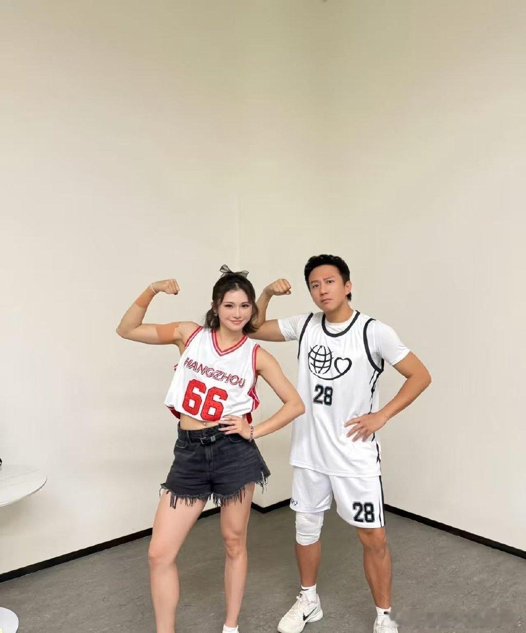 邓超吴艳妮合照邓超与吴艳妮合照，梦幻联动了，好帅的超哥，好完美的肌肉邓超与吴艳妮