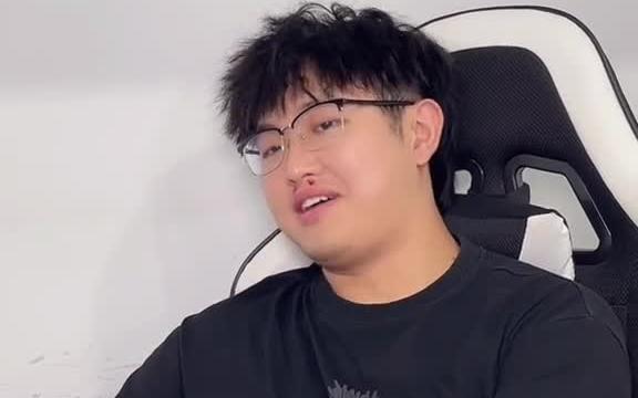 【标题】男秘书越级上报惨遭报复，背后隐藏千万黑金交易震惊全公司！

张凯是公司里