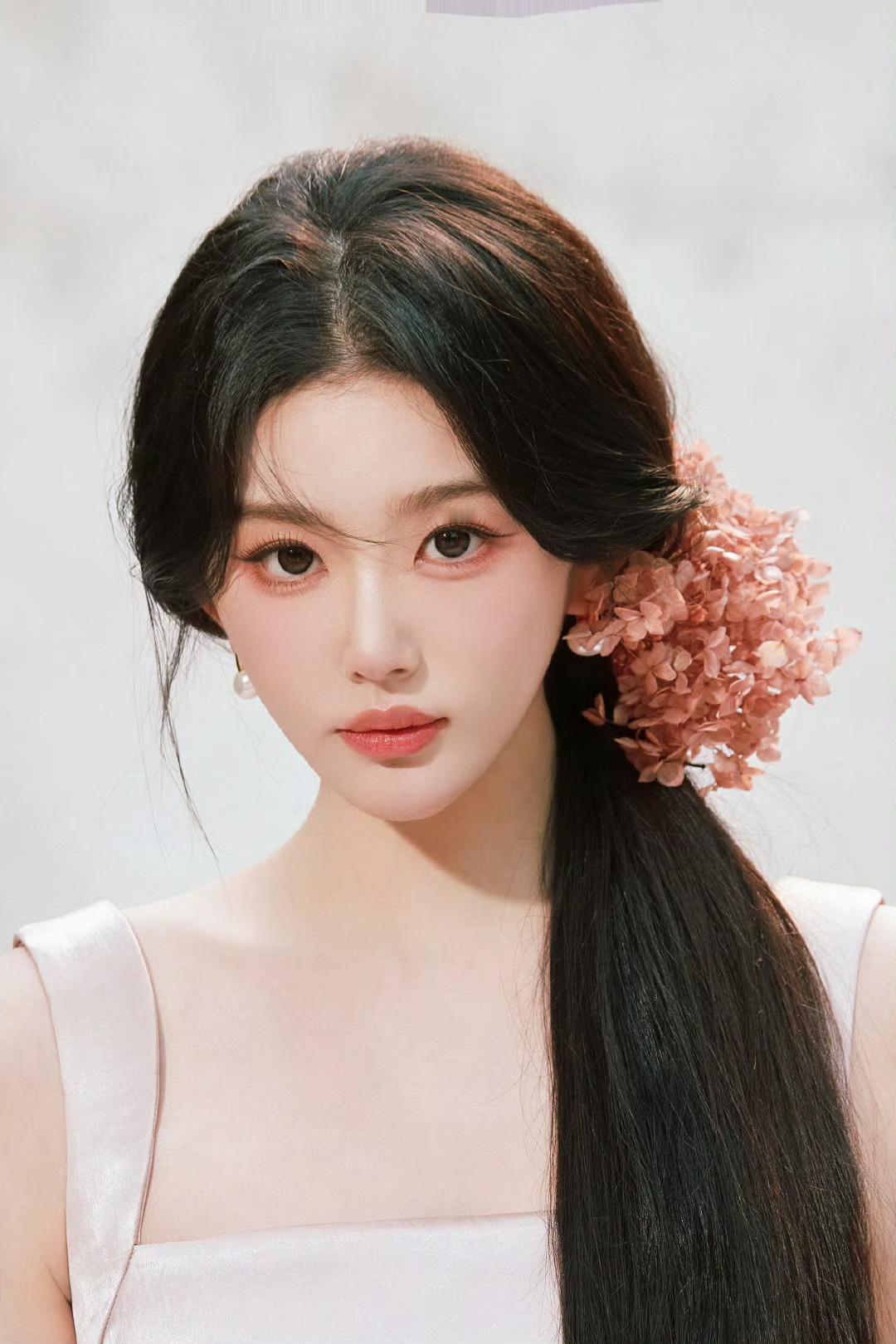 孔雪儿淡妆雪儿淡妆素素的就很美了～花瓣挽发更动人 ​​​