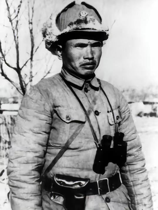 1938年，八路军打退日军进攻后，营长王耀南突然下了一个奇怪的命令：“大家冲到半