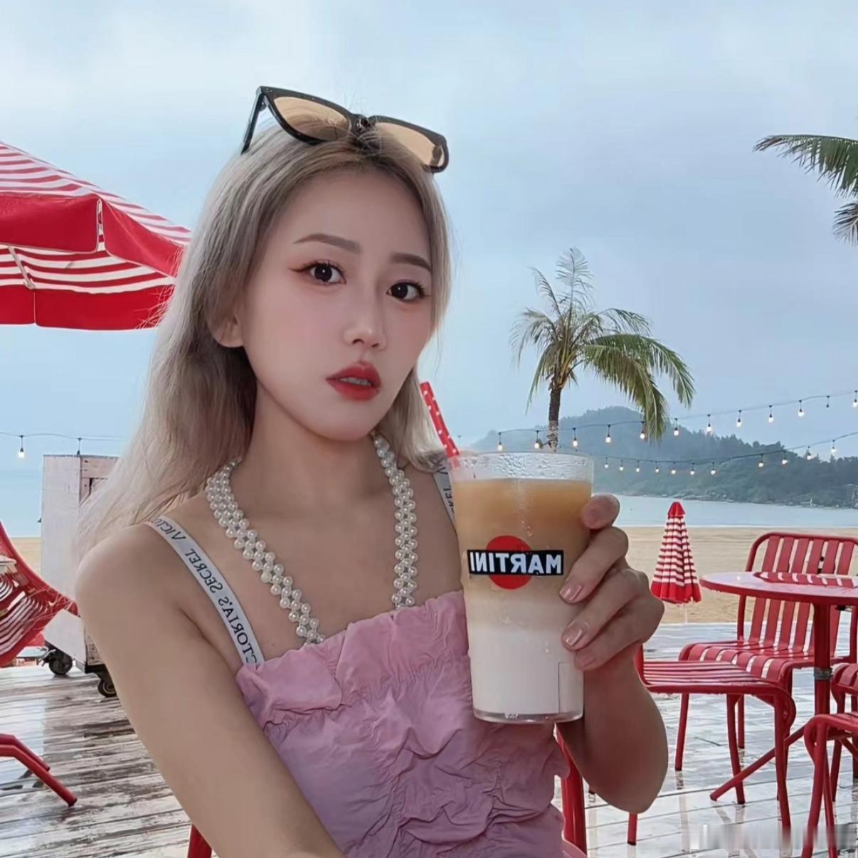 在科罗纳和MARTINI sealine之间选择了后者。喜欢色彩饱和，红白相间也