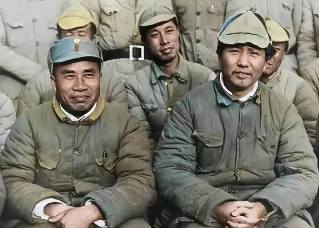 1942年毛主席与朱老总最珍贵的一张合影！
1942年2月，延安开展了整风运动，