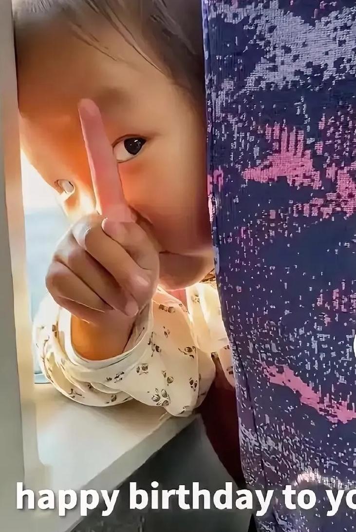 3岁女童火上人民日报！在飞驰的高铁上，坐在前排的3岁女儿突然回过头小声问坐在后排