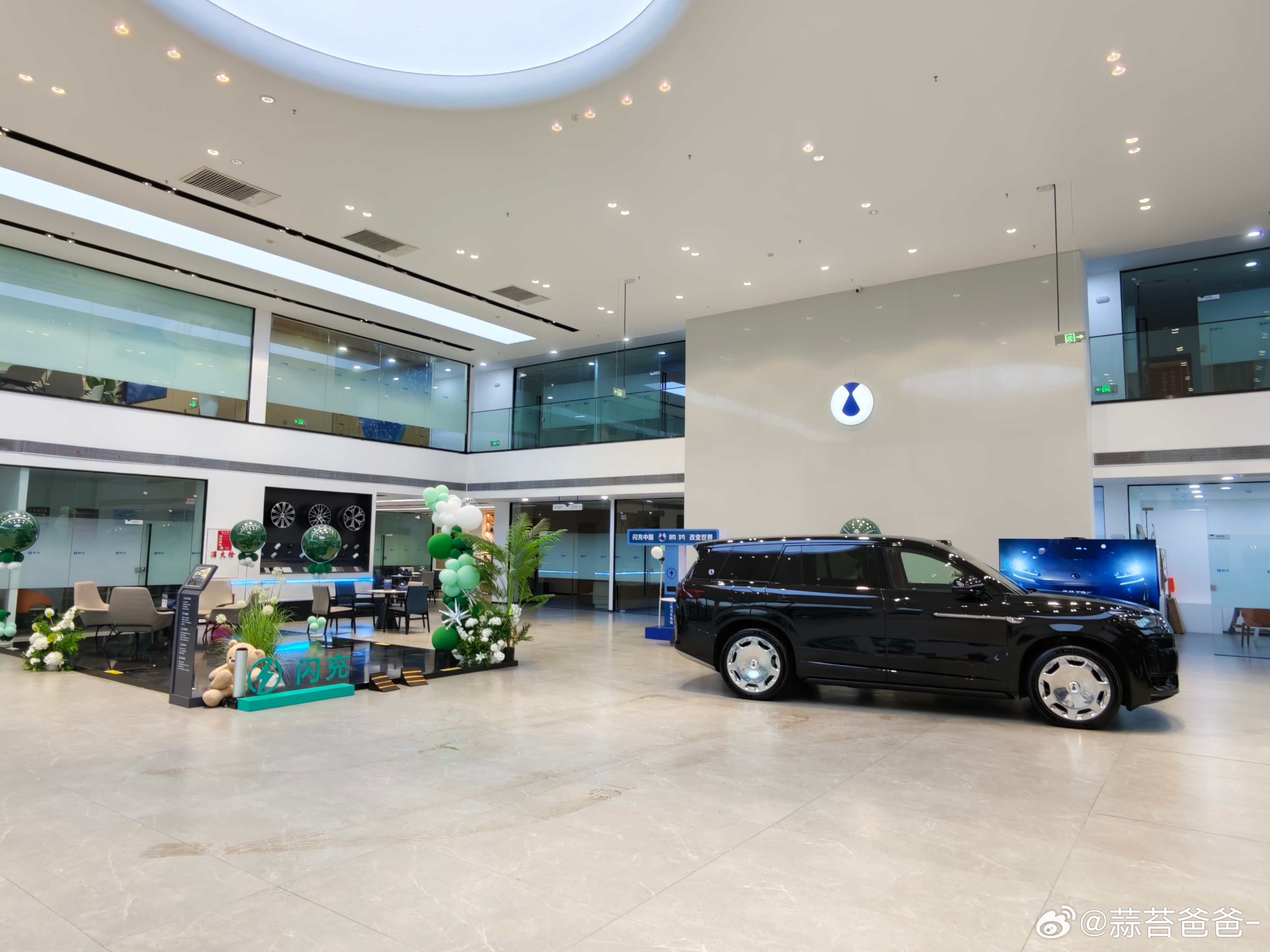 下午陪粉丝去腾势定车，我们这的自营店车都卖空了销售吐槽欠了一屁股车，客户天天催，