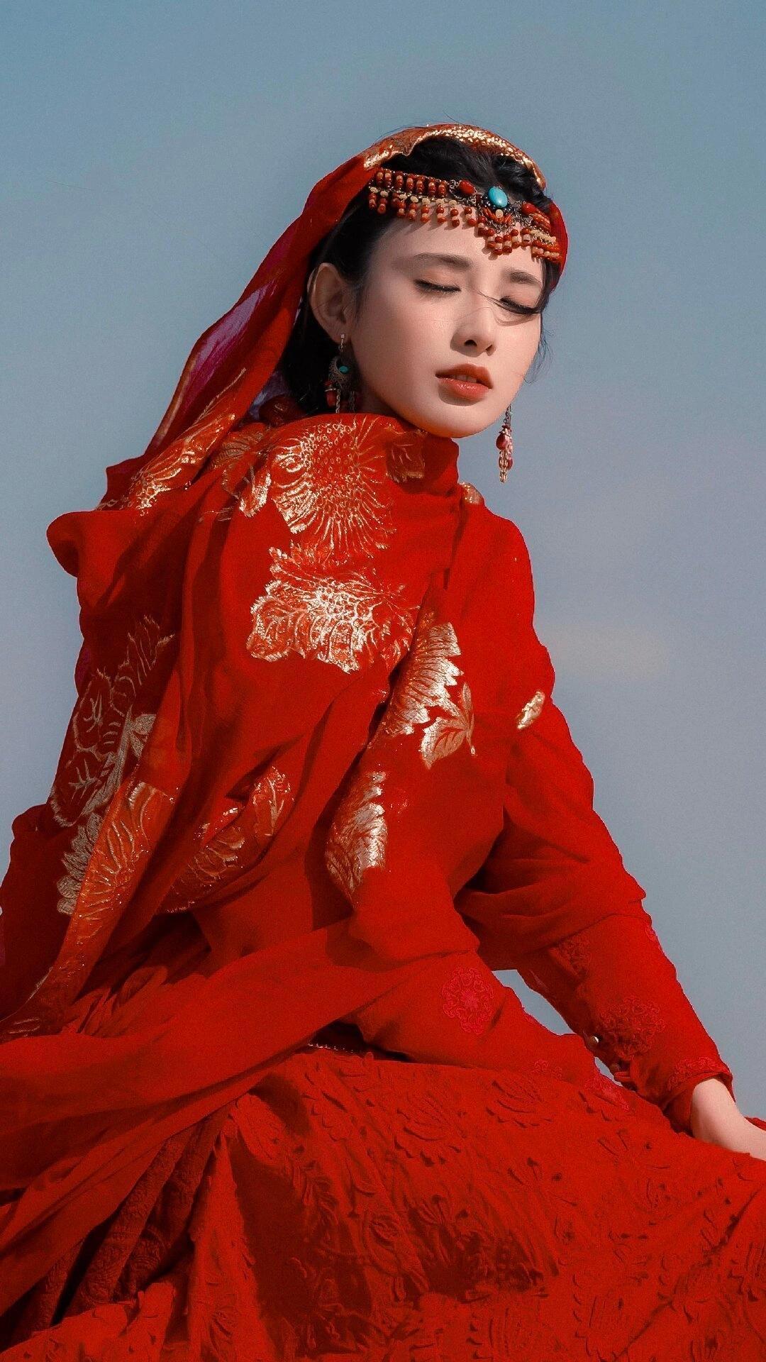 彭小苒搭档莲花楼导演郭虎彭小苒陈鹤一朝无念横店开机 红衣可是彭小苒战袍来的，很权