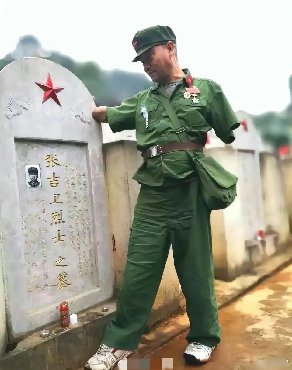 一张让人痛心的老照片！
云南麻栗坡烈士陵园，一名无臂老兵，身着旧军装，胸前的军功