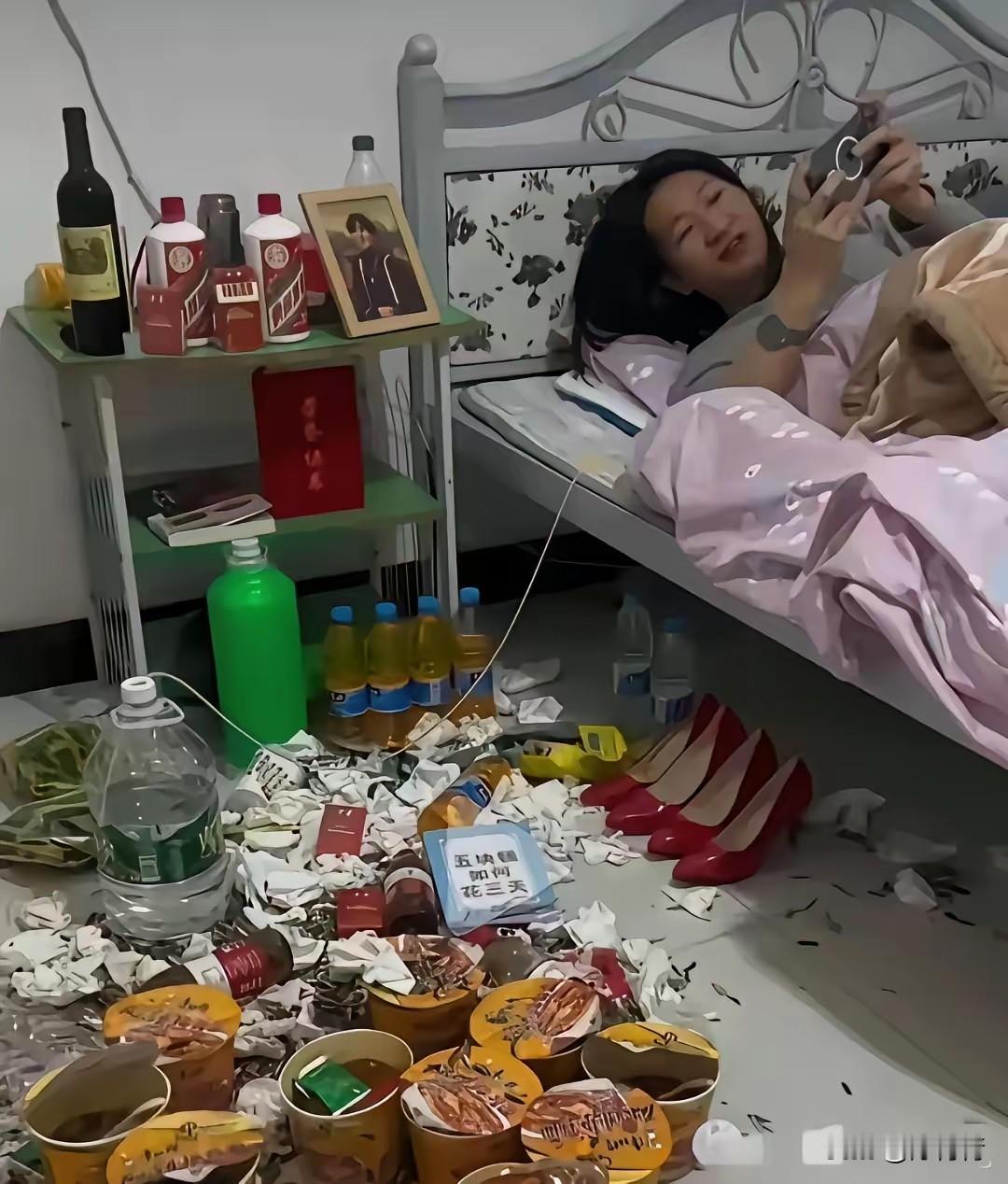 女孩躺在床上看手机！垃圾堆满地。这是提前退休了？人活着的意义是什么？”

她躺在