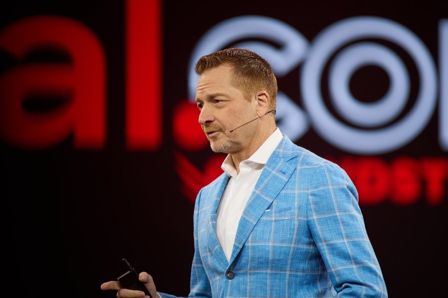 梅赛德斯官方宣布，长期合作伙伴Crowdstrike创始人兼CEO乔治-库尔茨成