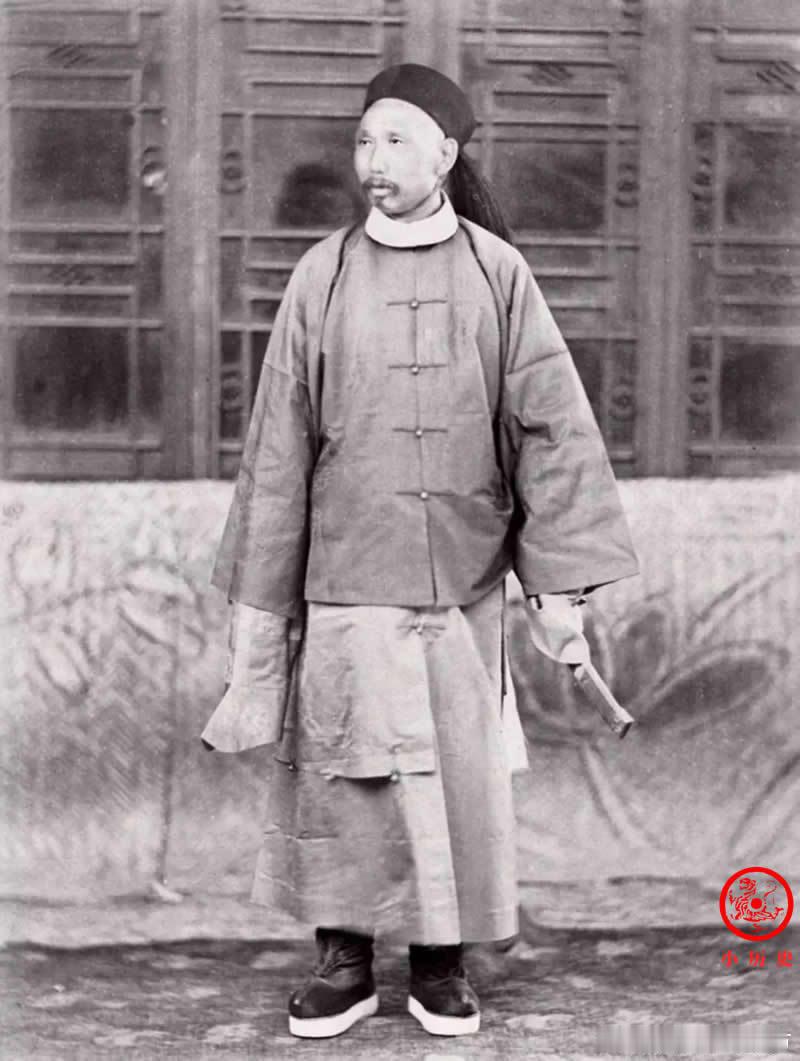 统领北洋水师天津镇总兵丁汝昌。丁汝昌原为太平军将领，后来投降湘军，因作战英勇深受