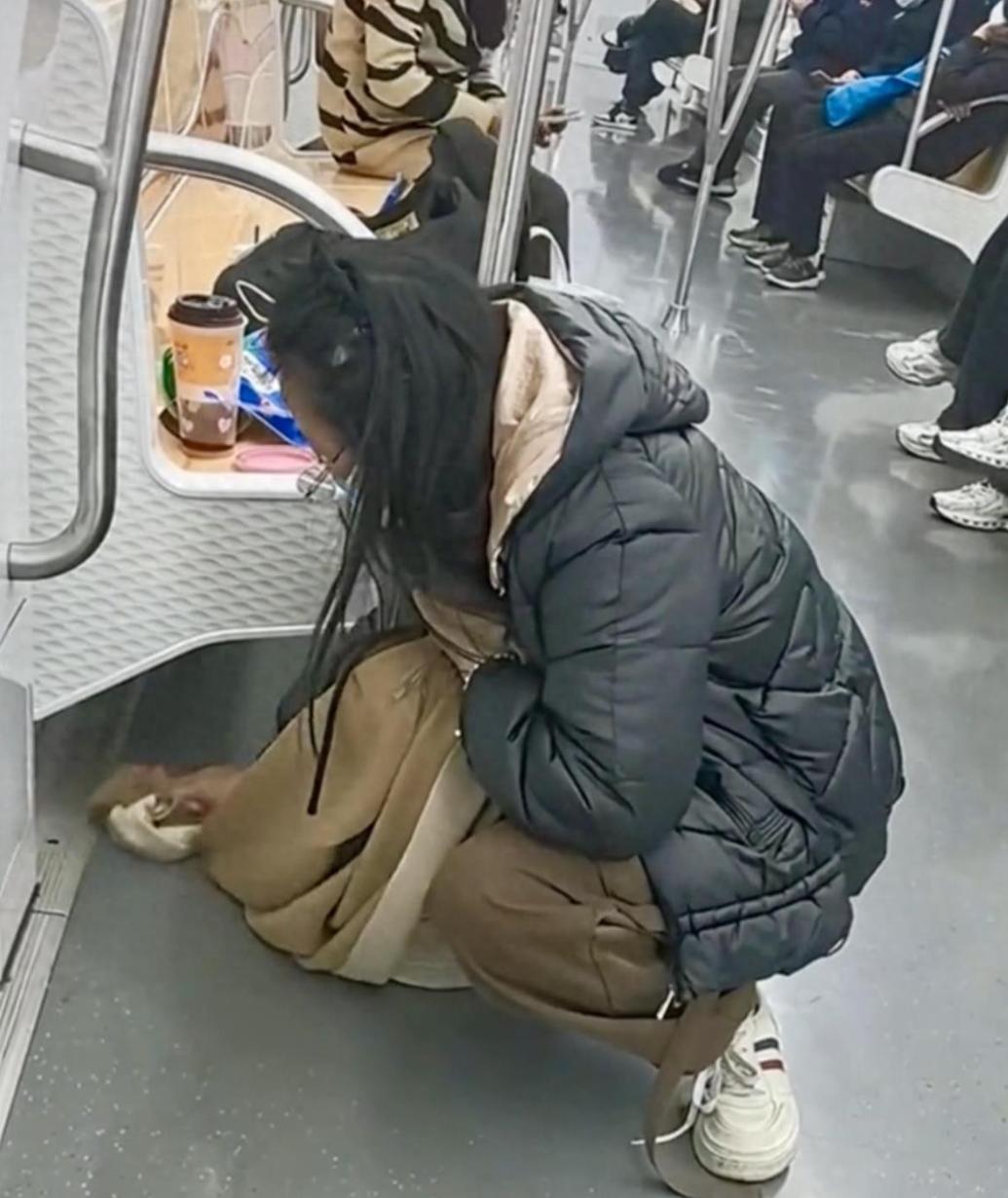 打死没想到，刚离职的地铁经理喝多了说：用围巾擦奶茶的女乘客，竟然让全公司连夜改了