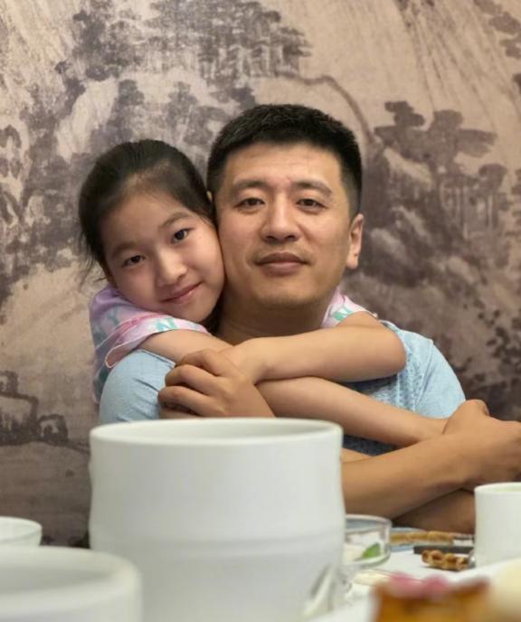最近，天眼查和国内各大工商信息平台公布的一项变更记录，让一个11岁的小女孩成为了