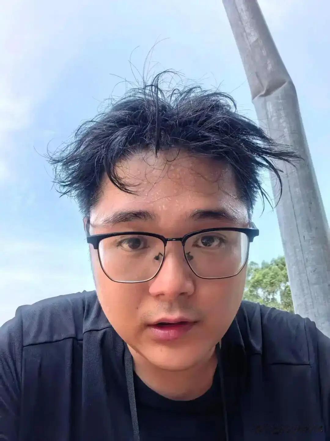 29岁的党鑫蕊，

放弃了难得的休假，

选择去广西做志愿者，背物资进山。

徒