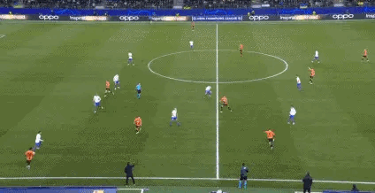 矿工不挖矿，用巴萨的方式溜巴萨？边中结合的完美“犯罪”！[捂脸]精准长传，弧线吊