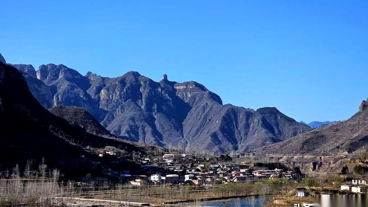 今年的白菜，算是吃出了肉价。
你发现没？老天爷今年好像忘了调模式。
夏天的时候，