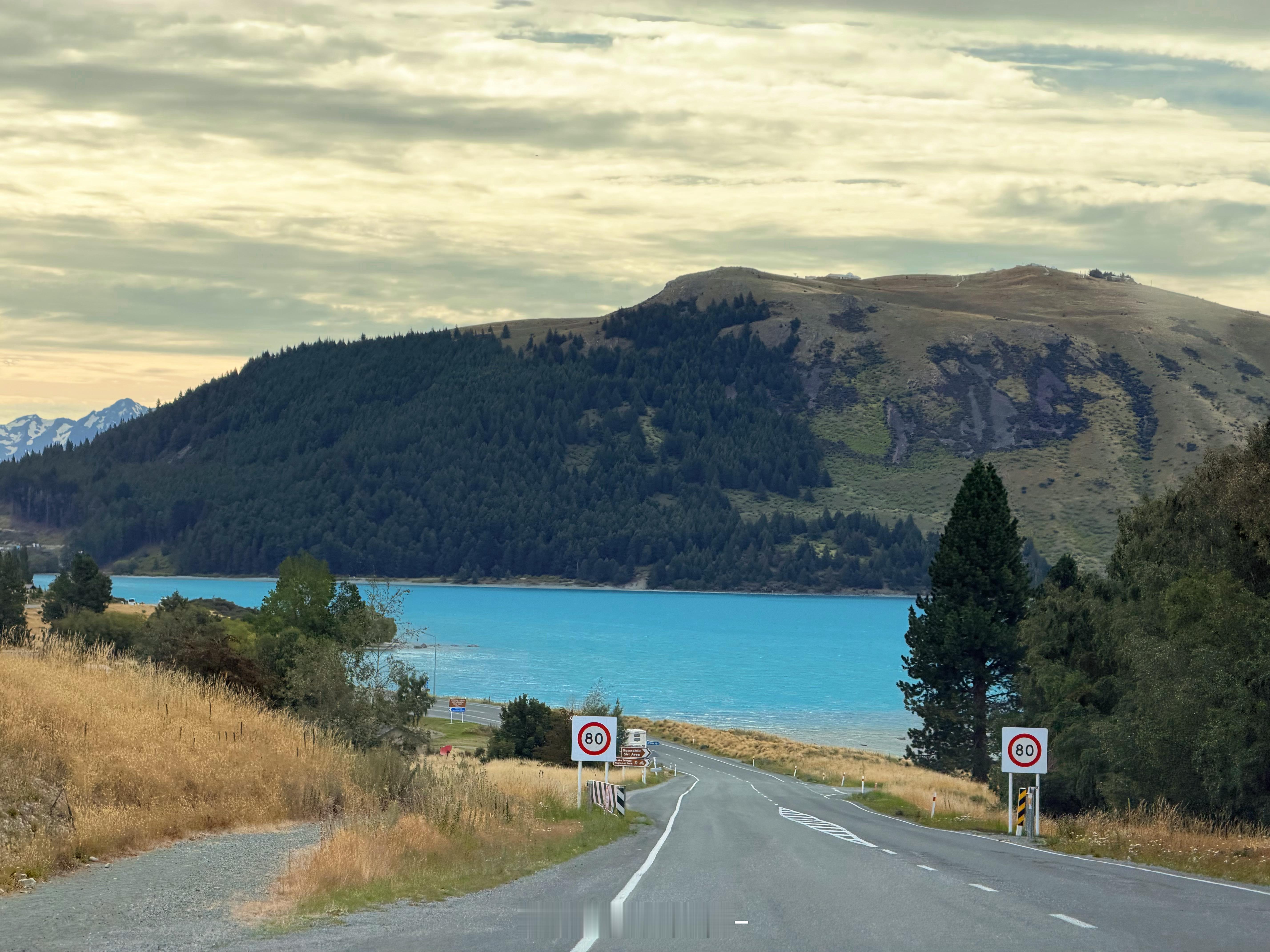 Tekapo湖为什么可以那么蓝，真的太美了现在是新西兰晚上6点半，但是天色还可以