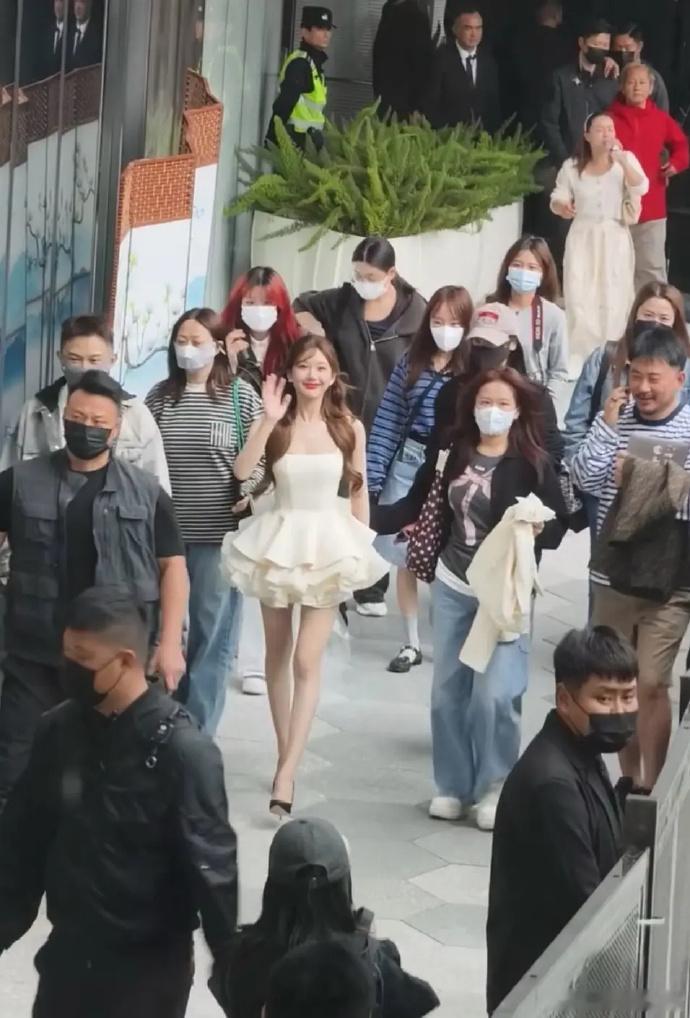 赵露思现在真的有点偏网红脸了，就是那种网红系清纯小白花的感觉。 