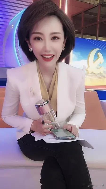 道德和作风有问题的网红必须封杀。如今不少网红为博流量，行为简直三观尽毁。
像有“