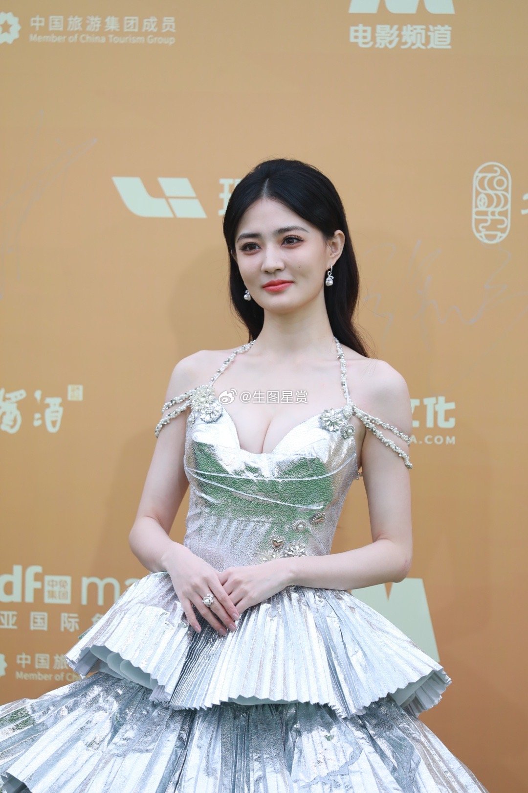 徐璐海南岛电影节闭幕红毯，银色蛋糕礼服凸显璐璐辣美的一面[打call] | 24