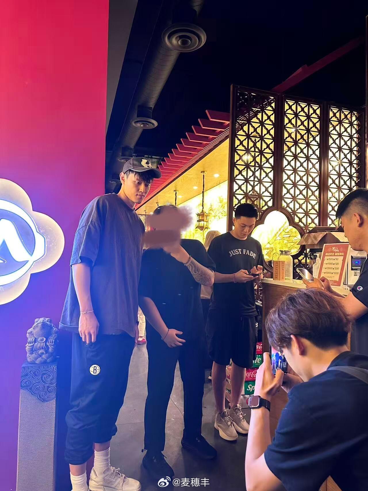 胡明轩和曾凡博在美国相约吃火锅，被球迷遇见并合影。cr：xhs “yy” 曾凡博