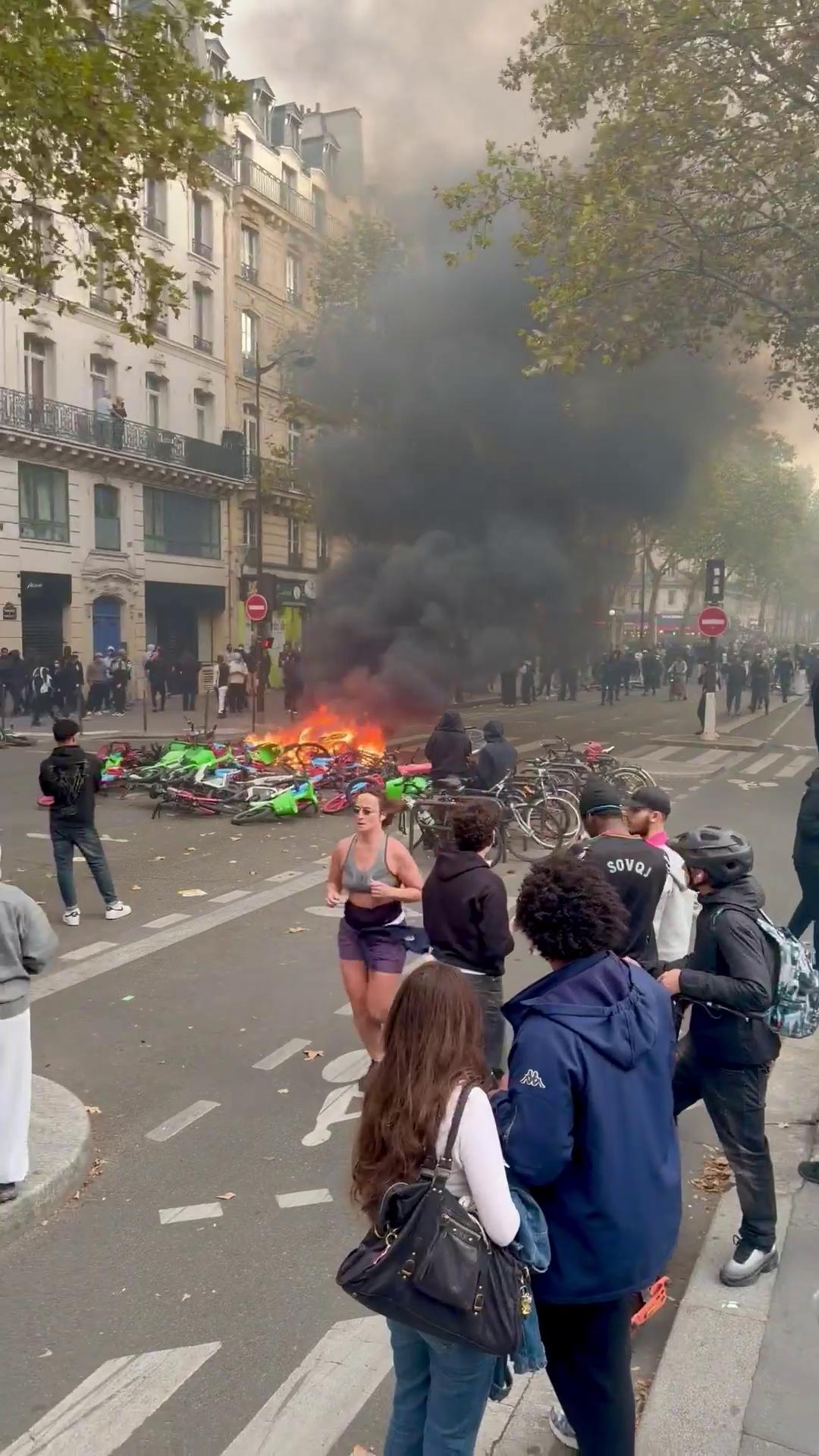 这名在城市骚乱中坚持跑步的巴黎女生火了。