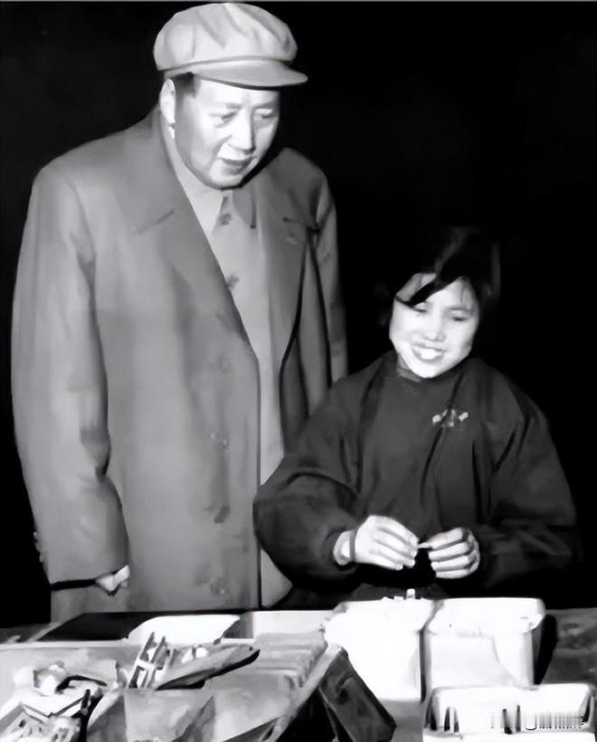 [微风]1958年，毛主席来到沈阳机床电器厂视察，全厂工人都低头不语，只有一位年